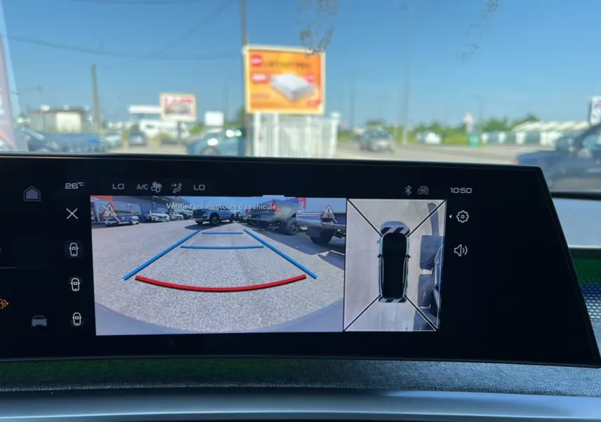 Écran intérieur affichant la caméra de recul et la vue 360° du Peugeot 3008 gris titane avec toit noir.