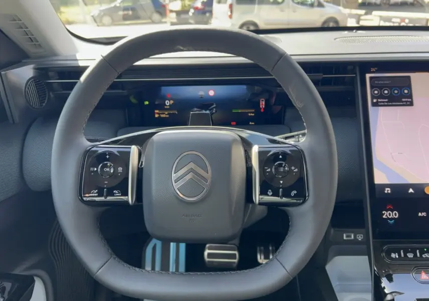 Vue rapprochée du volant cuir multifonctions du Citroën C5 Aircross New Hybrid 2026 avec tableau de bord digital et écran tactile.