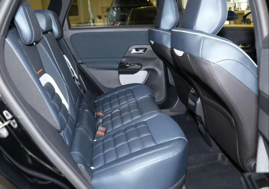 Vue intérieure côté droit des sièges arrière en cuir bleu du Citroën C5 Aircross New Hybrid 2026, avec finitions soignées.