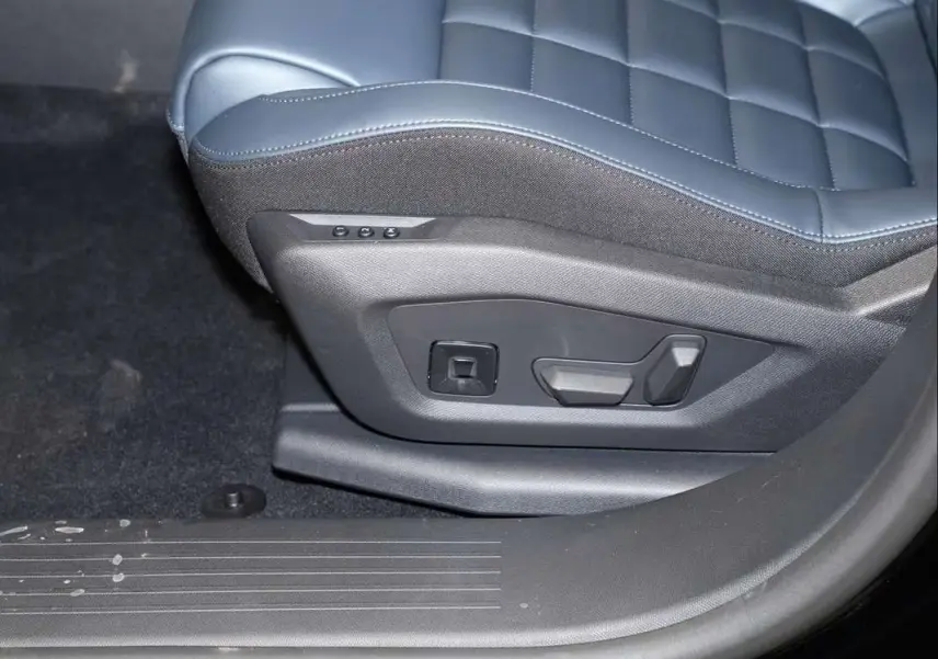 Détail du siège avant conducteur en cuir bleu avec commandes électriques sur une Citroën C5 Aircross New Hybrid 2026.