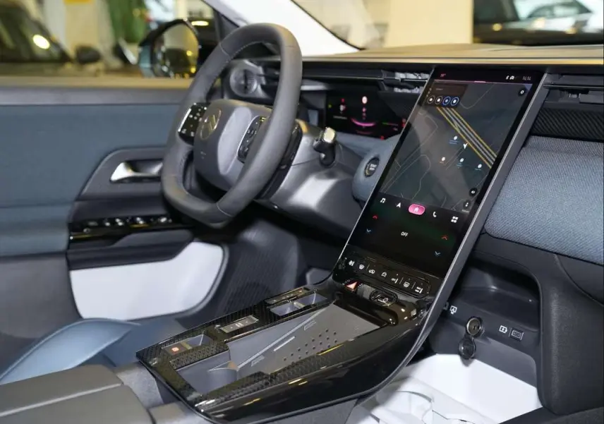 Vue intérieure côté conducteur du Citroën C5 Aircross 2026, avec grand écran tactile vertical et volant multifonctions cuir.