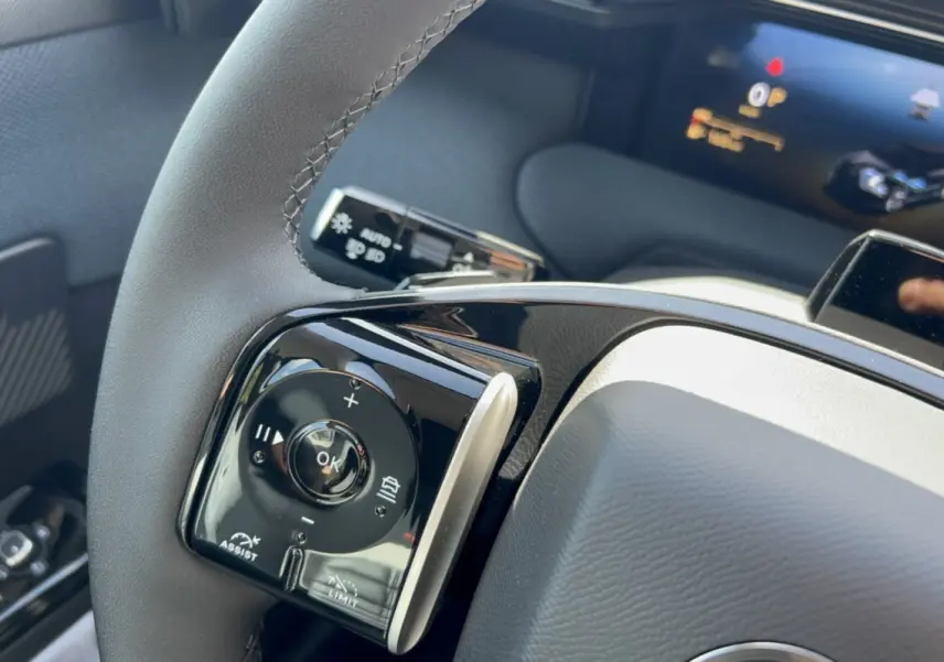 Gros plan sur le volant cuir noir multifonctions du Citroën C5 Aircross New Hybrid 145 Max T.O 2026, avec commandes intégrées.
