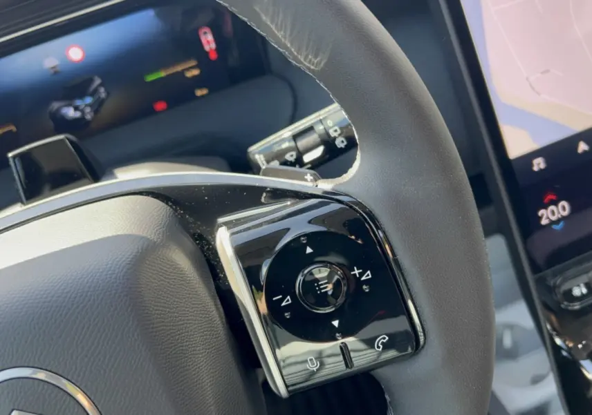 Gros plan sur le volant cuir multifonctions noir du Citroën C5 Aircross New Hybrid 145 Max T.O avec commandes intégrées.
