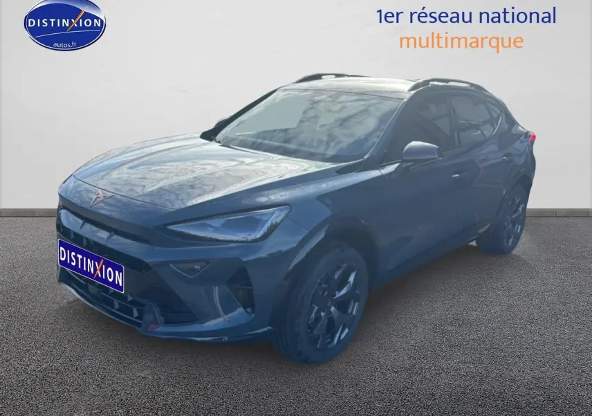 Vue 3/4 avant d'un CUPRA Formentor bleu fjord avec jantes 18 pouces et barres de toit visibles.
