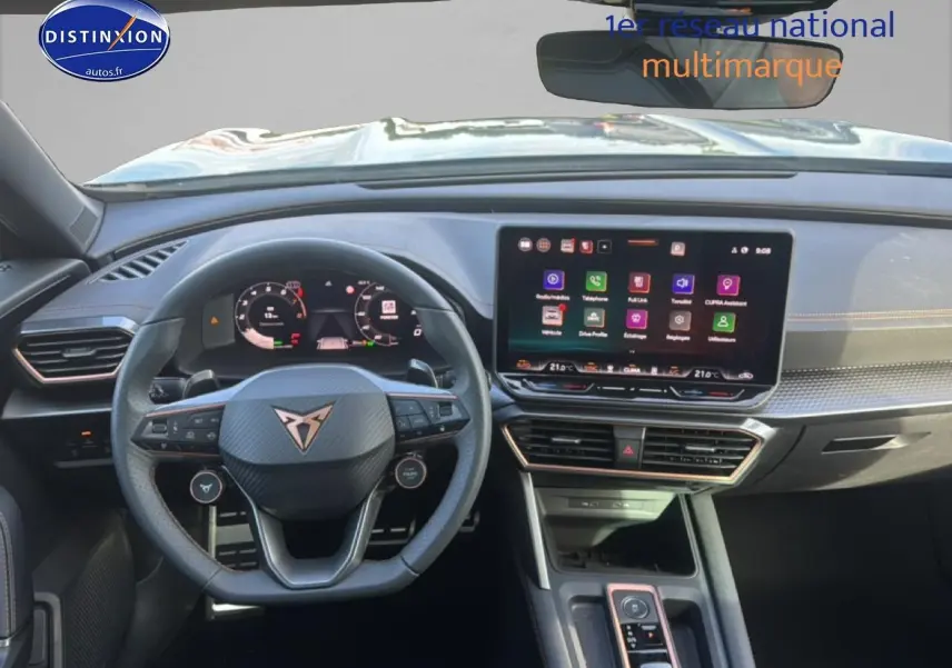 Vue intérieure du tableau de bord et volant cuir noir multifonction du CUPRA Formentor 1.5 etsi hybrid 2026.