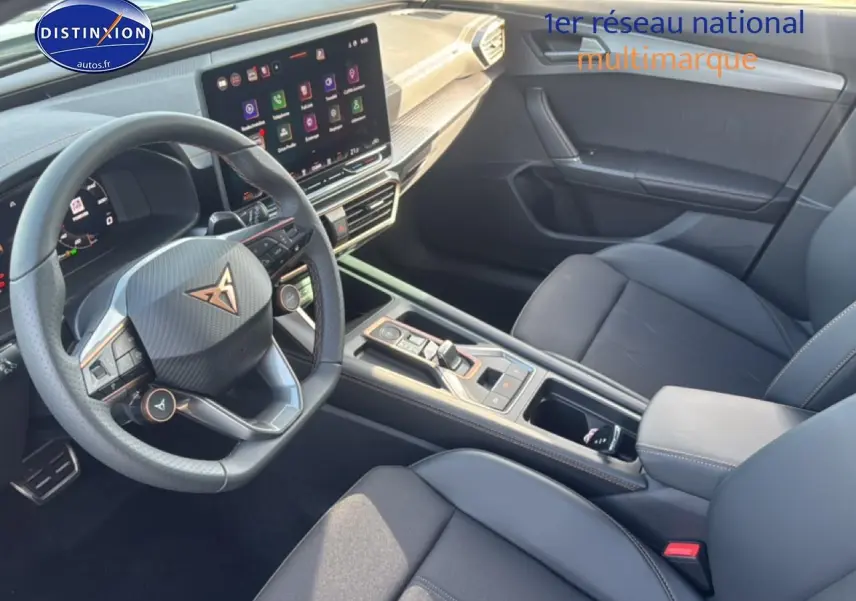 Vue intérieure côté conducteur du CUPRA Formentor 1.5 etsi hybrid 2026 avec volant cuir et écran tactile central.
