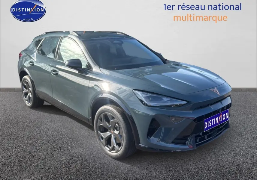 Vue 3/4 avant d’un CUPRA Formentor bleu fjord avec jantes 18 pouces et calandre distinctive noire.