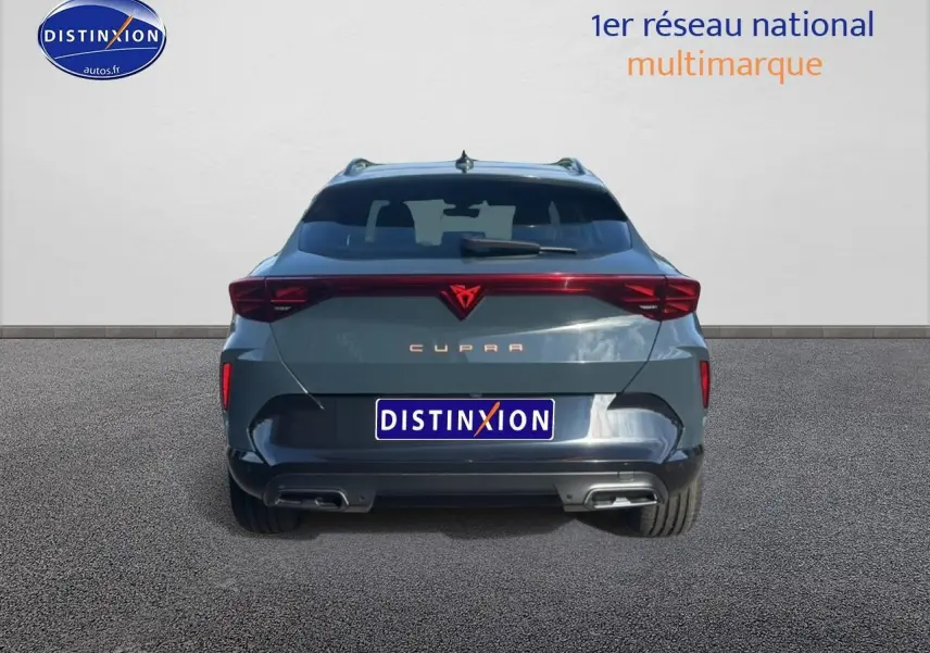Vue arrière d'une CUPRA Formentor bleu fjord 2026 avec feux LED et double sortie d'échappement.