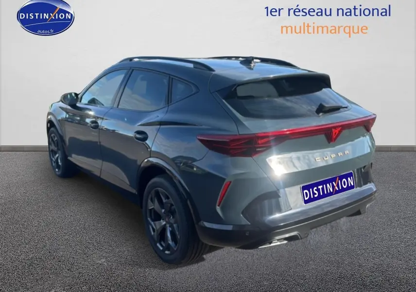 Vue 3/4 arrière droite du CUPRA Formentor bleu fjord avec feux arrière LED et jantes 18 pouces noires.
