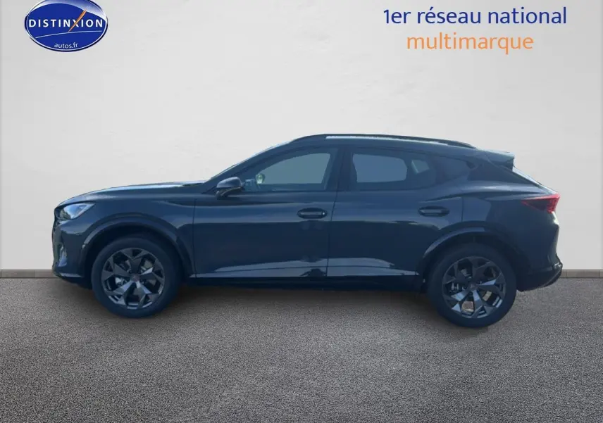 Vue de profil côté gauche du CUPRA Formentor 1.5 etsi hybrid 150 DSG7 en bleu fjord avec jantes 18 pouces.