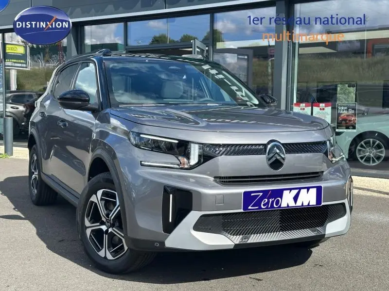 Vue 3/4 avant droit d'un Citroën C3 Aircross gris Mercury avec jantes alu et calandre moderne.
