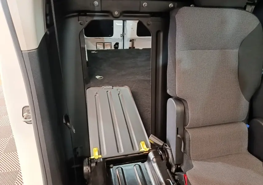 Intérieur du Citroën Berlingo blanc vu côté droit, montrant siège passager et cloison pleine derrière.