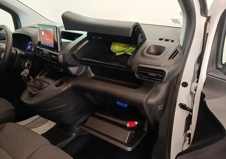 Intérieur du Citroën Berlingo blanc 2020, vue côté passager avec tableau de bord et boîtes à gants ouvertes.