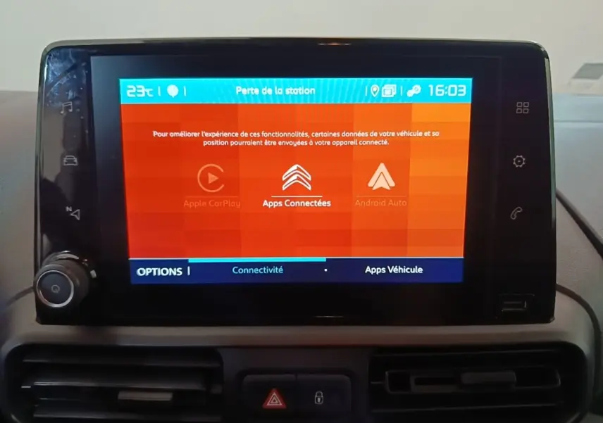 Écran tactile central du tableau de bord du Citroën Berlingo 2020 avec interface connectée en affichage couleur.