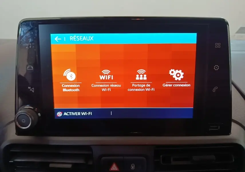 Écran tactile central du tableau de bord du Citroën Berlingo 2020 affichant les options de connexion Wi-Fi et Bluetooth.