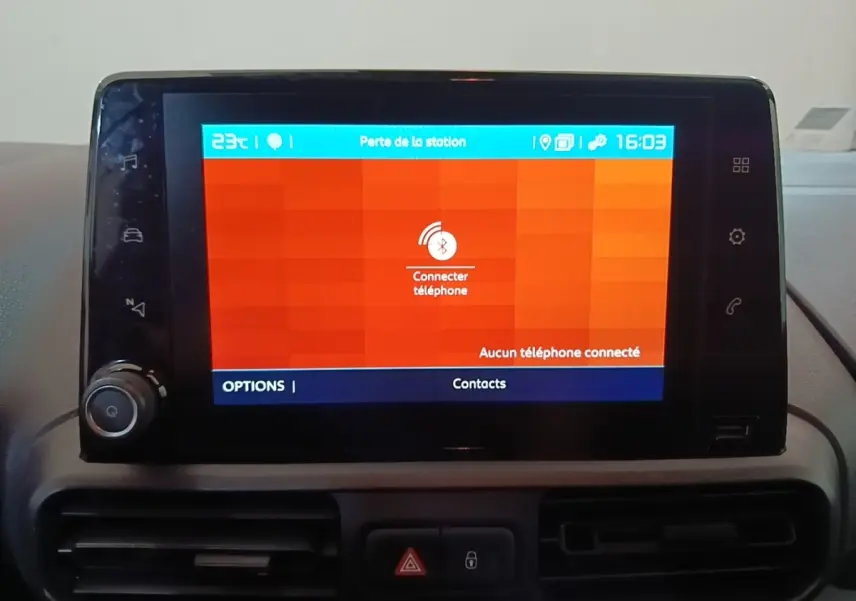 Écran tactile central du tableau de bord du Citroën Berlingo blanc, affichant la connexion Bluetooth téléphone.