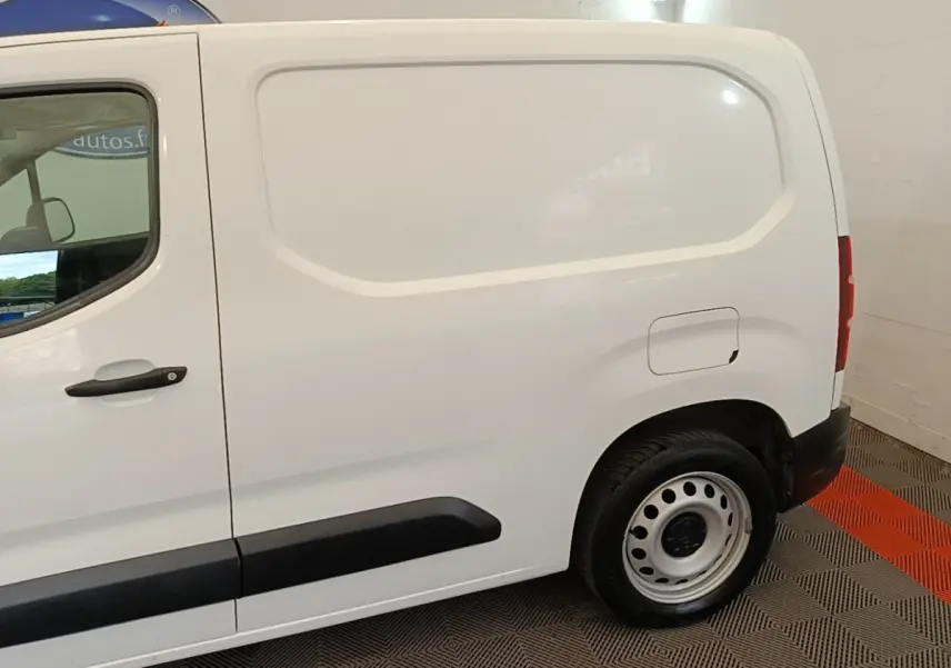 Vue latérale côté droit du Citroën Berlingo blanc 2020, fourgon utilitaire avec porte latérale pleine.