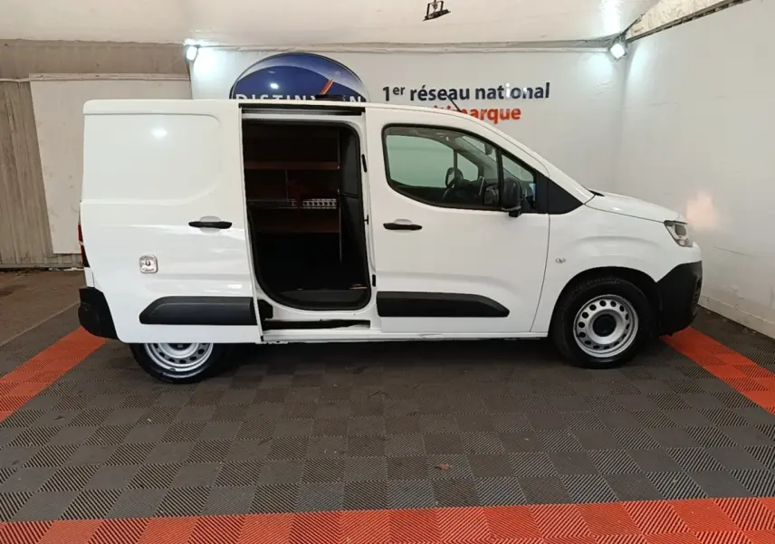 Vue latérale droite d’un Citroën Berlingo blanc 2020 avec porte coulissante ouverte, intérieur de chargement visible.