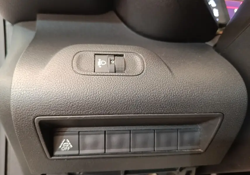 Gros plan sur les commandes noires du tableau de bord côté conducteur du Citroën Berlingo blanc 2020.
