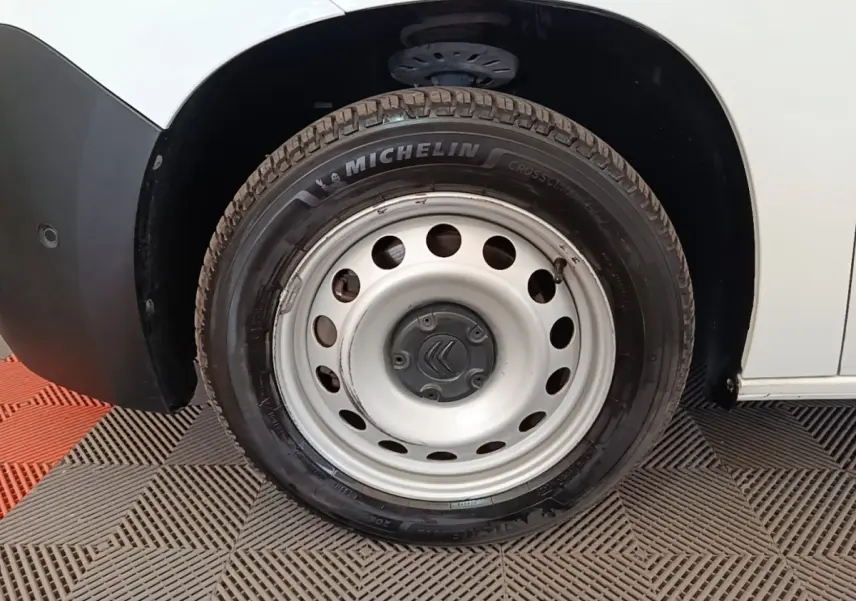 Gros plan sur la roue avant gauche blanche d’un Citroën Berlingo 2020 avec jante acier et pneu Michelin.