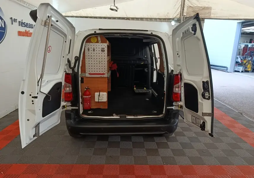 Vue arrière d’un Citroën Berlingo blanc 2020 avec portes ouvertes et aménagements de rangement visibles à l’intérieur.