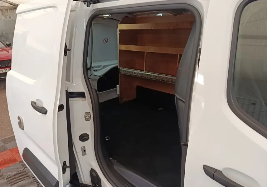 Vue latérale gauche du Citroën Berlingo blanc 2020 avec porte coulissante ouverte montrant l'aménagement intérieur en bois.