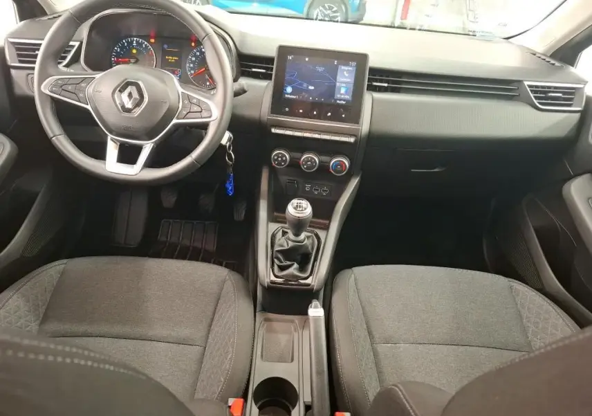 Vue intérieure avant de la Renault Clio Business Edition 2022, tableau de bord noir avec écran tactile et boîte manuelle.