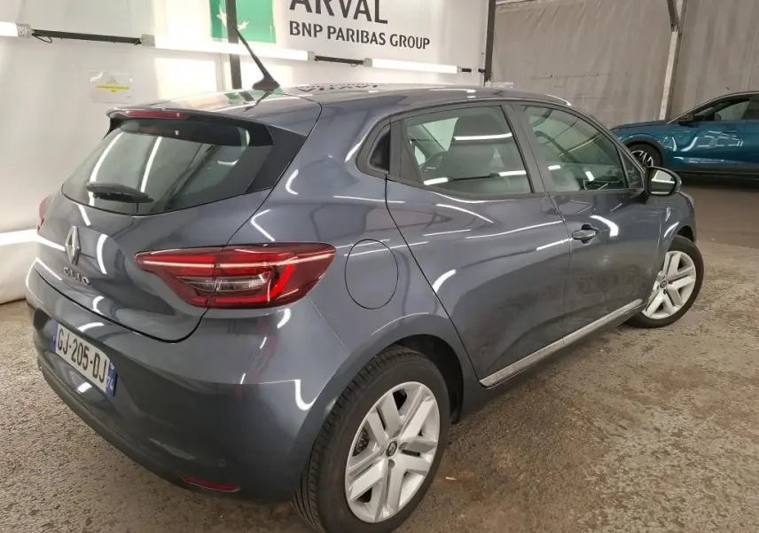 Vue 3/4 arrière droite d'une Renault Clio Business Edition gris foncé avec feux arrière LED et jantes alliage.