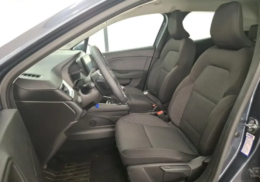 Vue intérieure côté conducteur de la Renault Clio Business Edition 2022, sièges tissu gris foncé avec motifs géométriques.