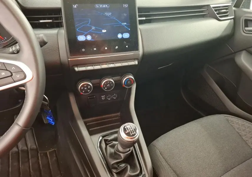 Vue intérieure de la Renault Clio Business Edition 2022, montrant la console centrale avec écran tactile et levier de vitesses manuel.