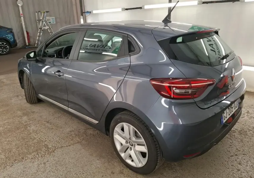 Vue 3/4 arrière droite d'une Renault Clio Business Edition gris foncé, avec feux LED et jantes alliage visibles.