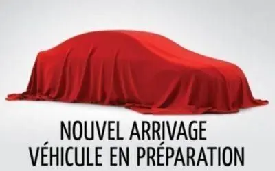 Voiture couverte d'une housse rouge, annonçant un nouvel arrivage de Renault Clio Business Edition en préparation.