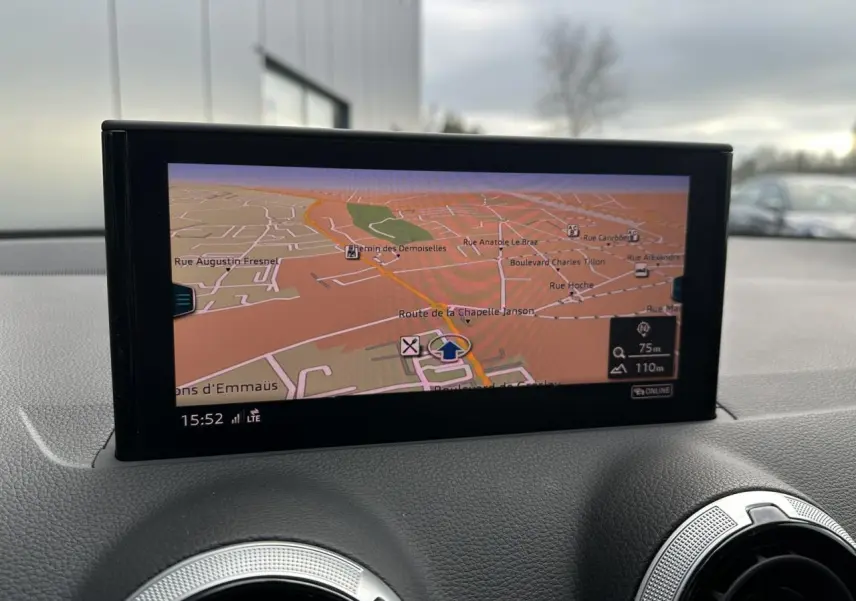 Écran central du système de navigation de l’Audi Q2 30 TFSI S-Line 2024, affichant une carte détaillée.