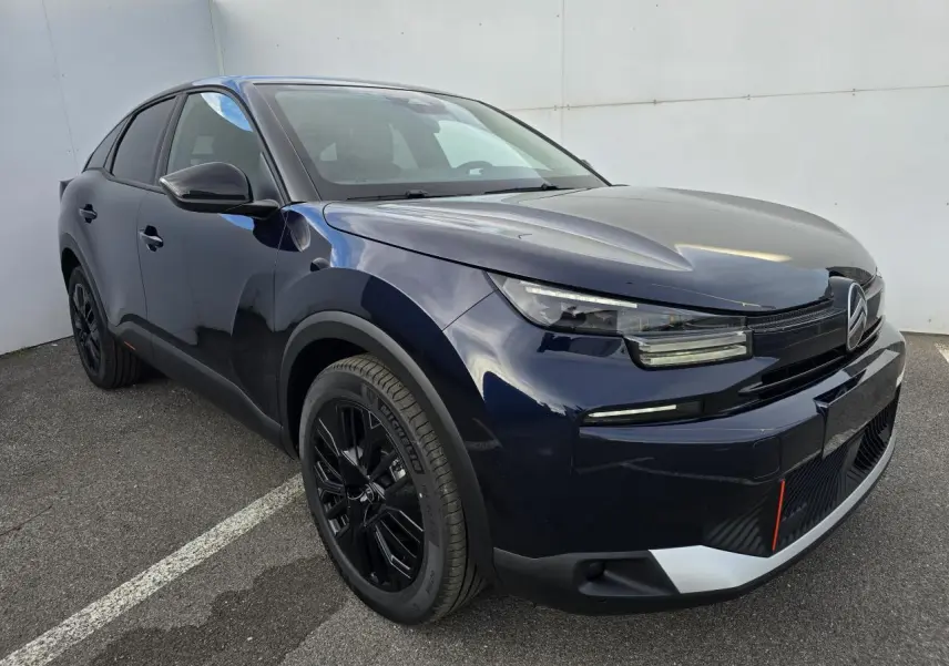 Citroën C4 III hybride bleu Eclipse avec toit noir, vue 3/4 avant mettant en valeur ses jantes noires et phares LED.