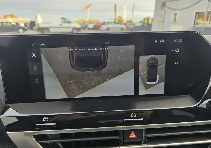 Écran central affichant la caméra de recul et la vue aérienne du Citroën C4 hybride bleu Eclipse avec toit noir.