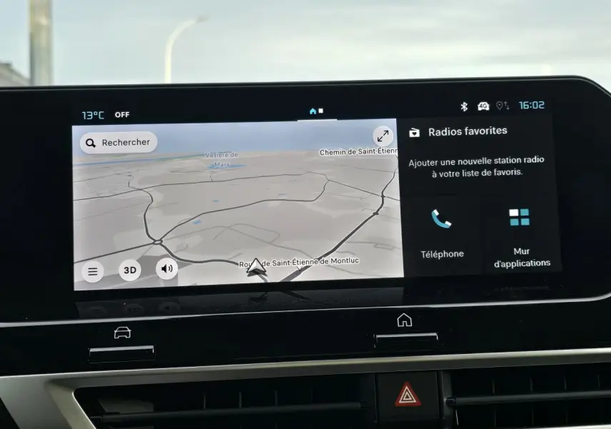 Écran tactile central de navigation 3D et commandes multimédia dans l'habitacle de la Citroën C4 hybride 2025.