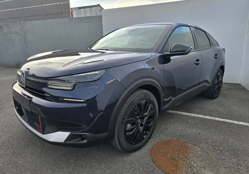 Citroën C4 III hybride bleu eclipse avec toit noir, vue 3/4 avant droit, jantes alliage noires et feux LED distinctifs.