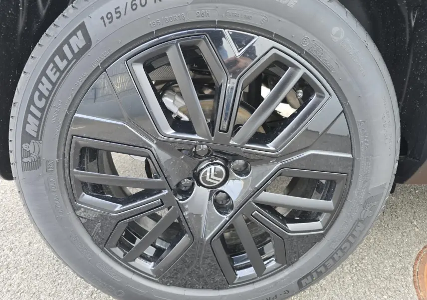 Gros plan sur la jante alliage noire 18 pouces Michelin d'une Citroën C4 bleu Eclipse avec toit noir