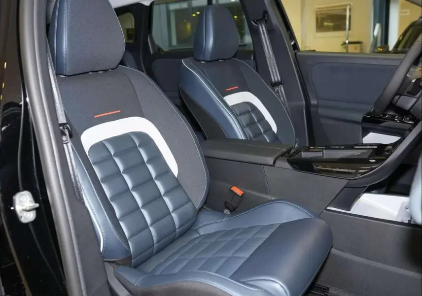 Vue intérieure côté conducteur du Citroën C5 Aircross 2026, sièges Advanced Comfort en cuir bleu et tissu gris.