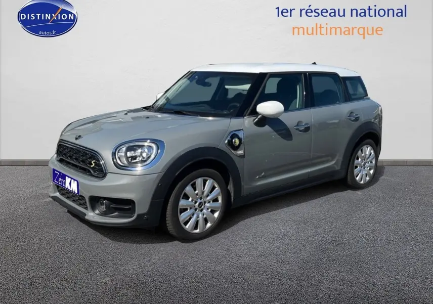 Vue 3/4 avant droite d'une MINI Countryman hybride Moonwalk Grey avec toit et rétroviseurs blancs.