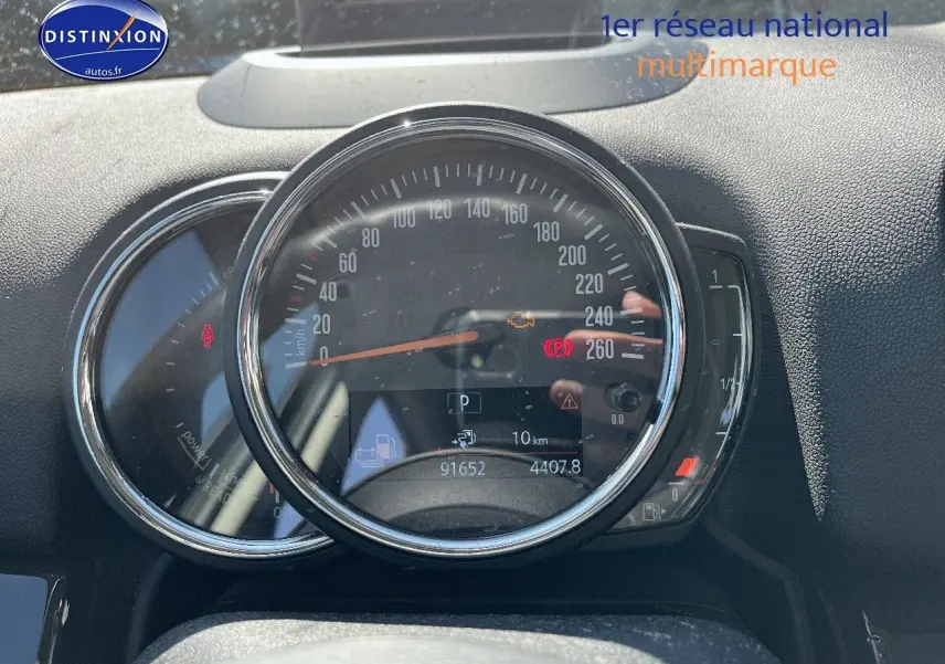 Vue rapprochée du tableau de bord du MINI Countryman hybride, affichant le compteur de vitesse et les indicateurs numériques.