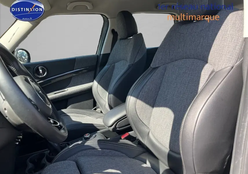 Intérieur avant du MINI Countryman Cooper SE 2019, sièges sport gris tissu et cuir, volant multifonction visible côté gauche.