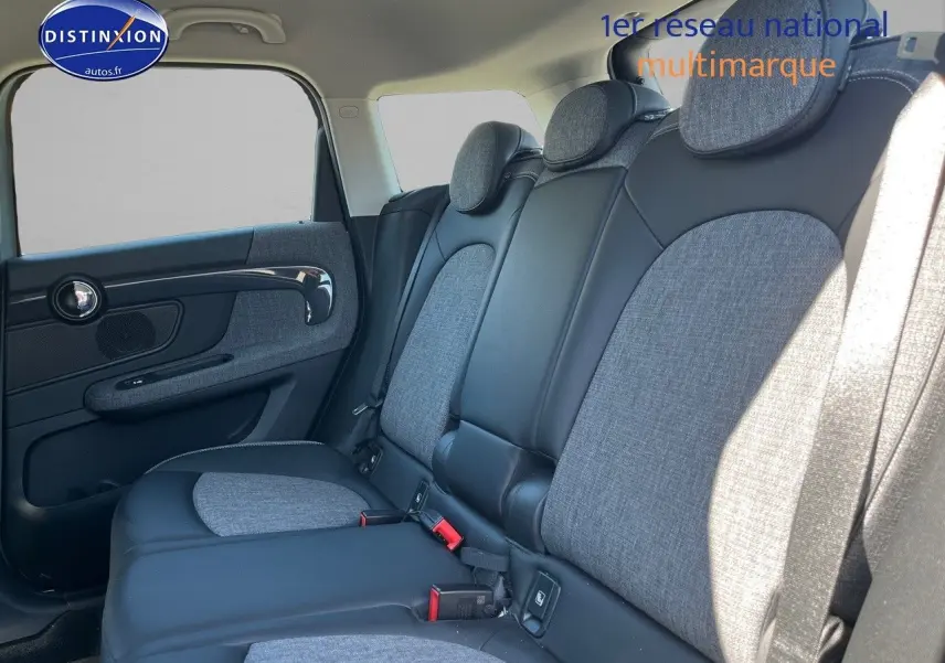 Vue latérale droite de la banquette arrière en cuir et tissu gris du MINI Countryman Moonwalk Grey, avec appuie-têtes intégrés.