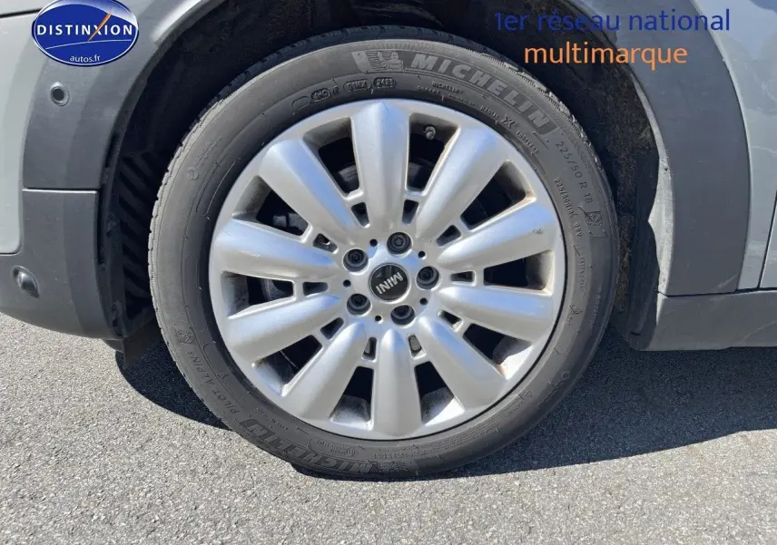 Gros plan sur la jante alu 18 pouces design Pin Spoke du côté avant droit d’un MINI Countryman Moonwalk Grey.