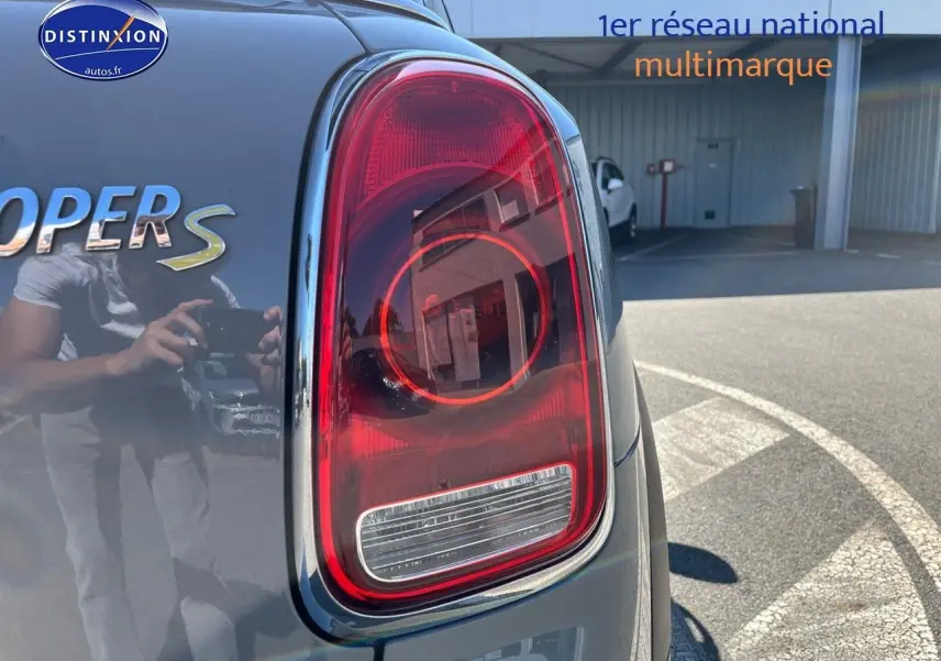Gros plan sur le feu arrière droit d’un MINI Countryman Cooper S gris Moonwalk avec logo chromé Cooper S visible.