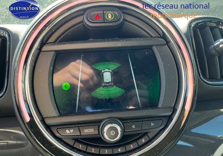 Affichage du système de stationnement assisté sur l'écran central rond du MINI Countryman Cooper SE gris Moonwalk, vue intérieure.