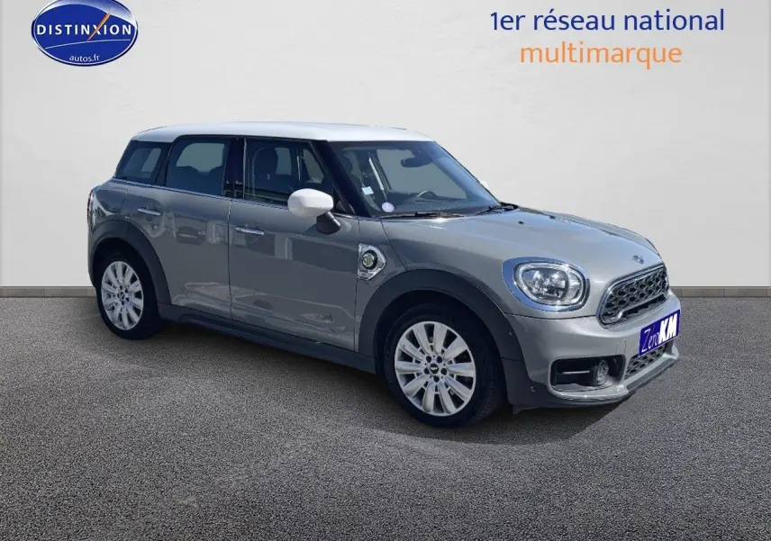 Vue 3/4 avant droit d'une MINI Countryman hybride Moonwalk Grey avec toit et rétroviseurs blancs.