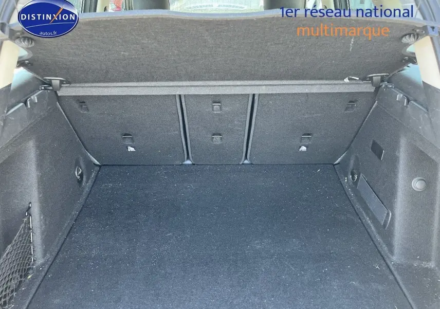 Coffre ouvert en vue arrière d’un MINI Countryman Moonwalk Grey, montrant un espace de rangement propre et spacieux.