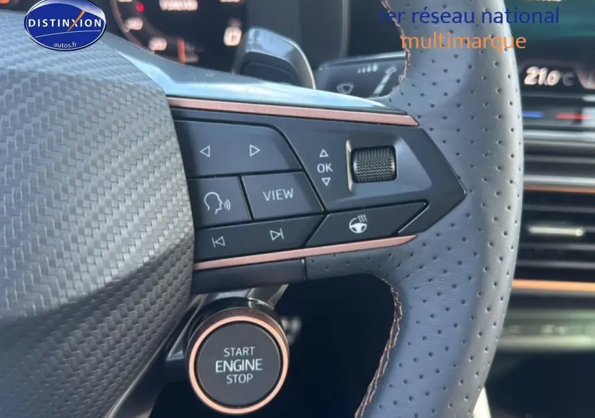 Gros plan sur le volant cuir perforé de la Cupra Formentor bleu fjord avec commandes multifonctions et bouton start engine stop.