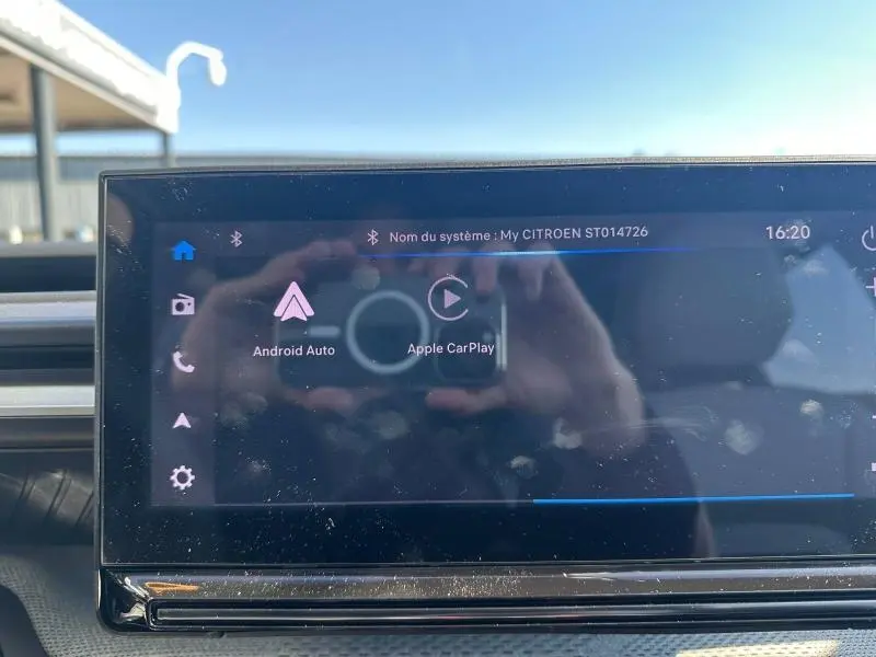 Écran tactile central de la Citroën C3 2025 noir, affichant les options Android Auto et Apple CarPlay.